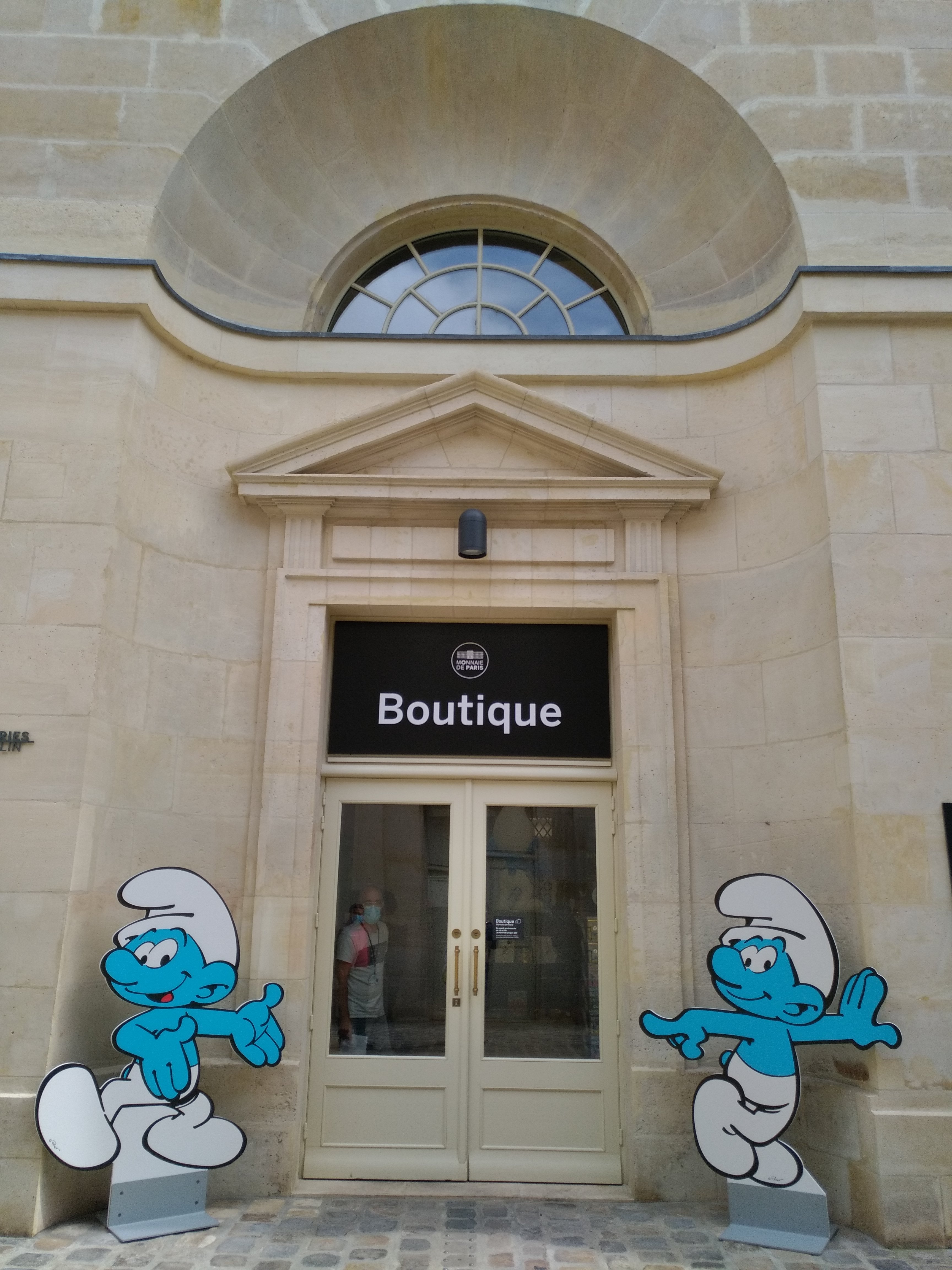 figurines des schtroumpfs devant l'entrée de la boutique de la Monnaie de Paris