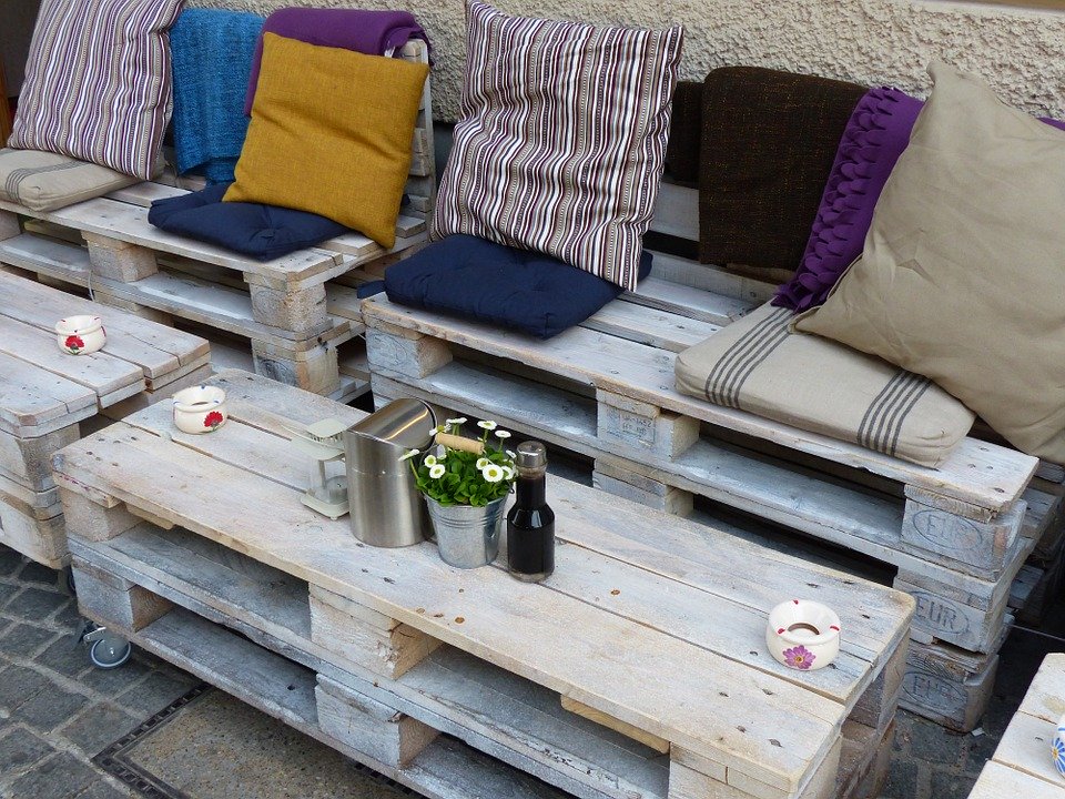 banquettes et tables réalisées en palette de bois